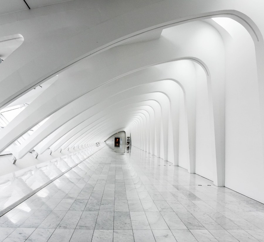 Fotografía de pasillo arquitectónico